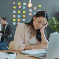 引き寄せや逆引き寄せに疲れた女性