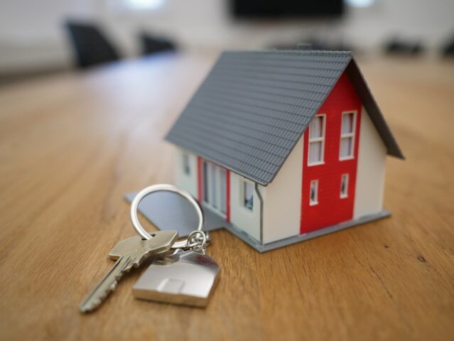 家を売るか貸すか